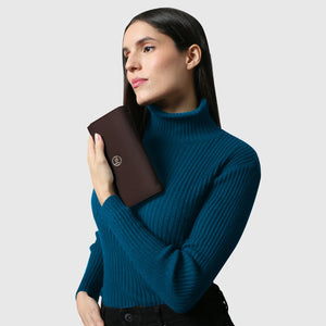 Brown women's purse
Gracious brown hand clutch